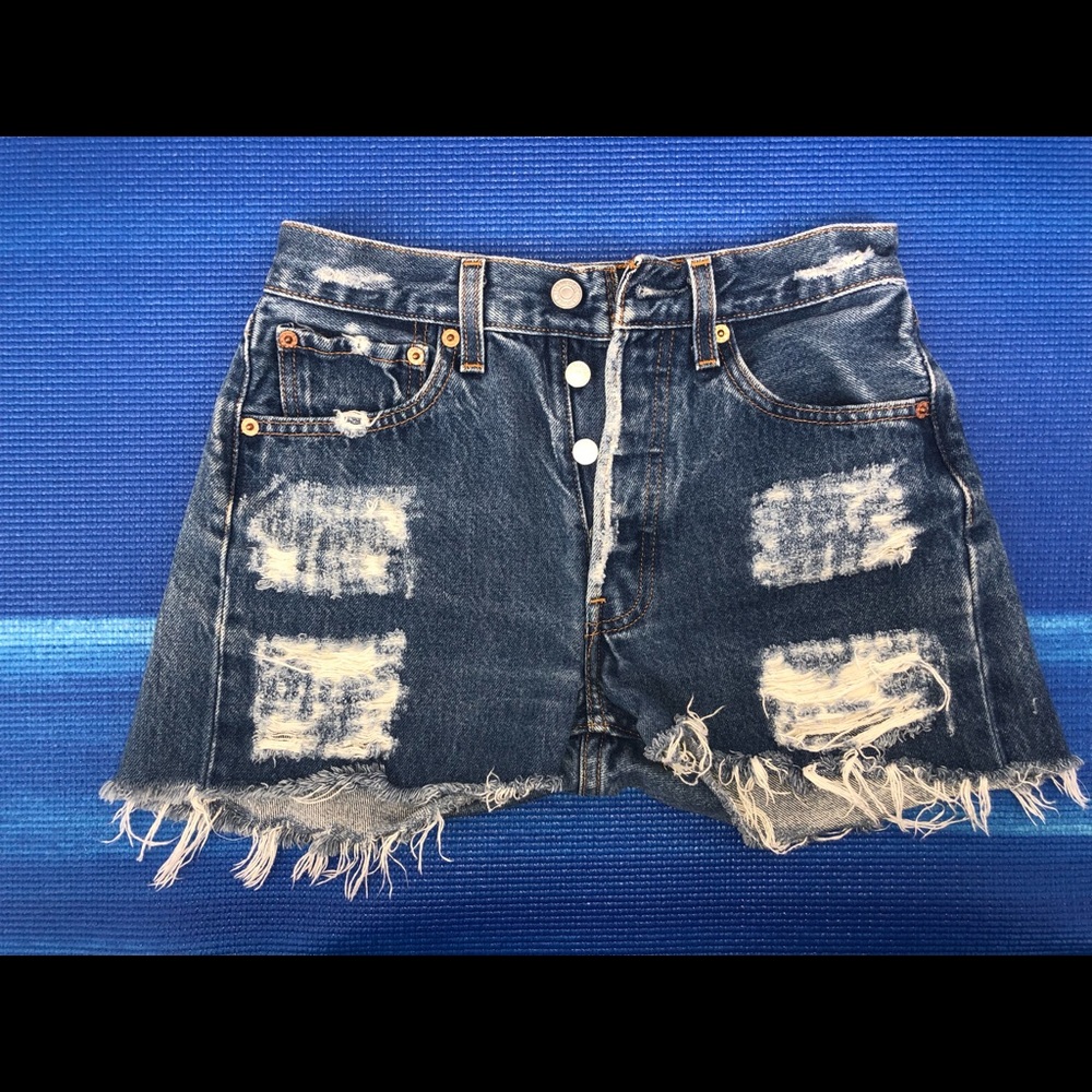 HIGH WAISTED LEVI DENIM SHORTS